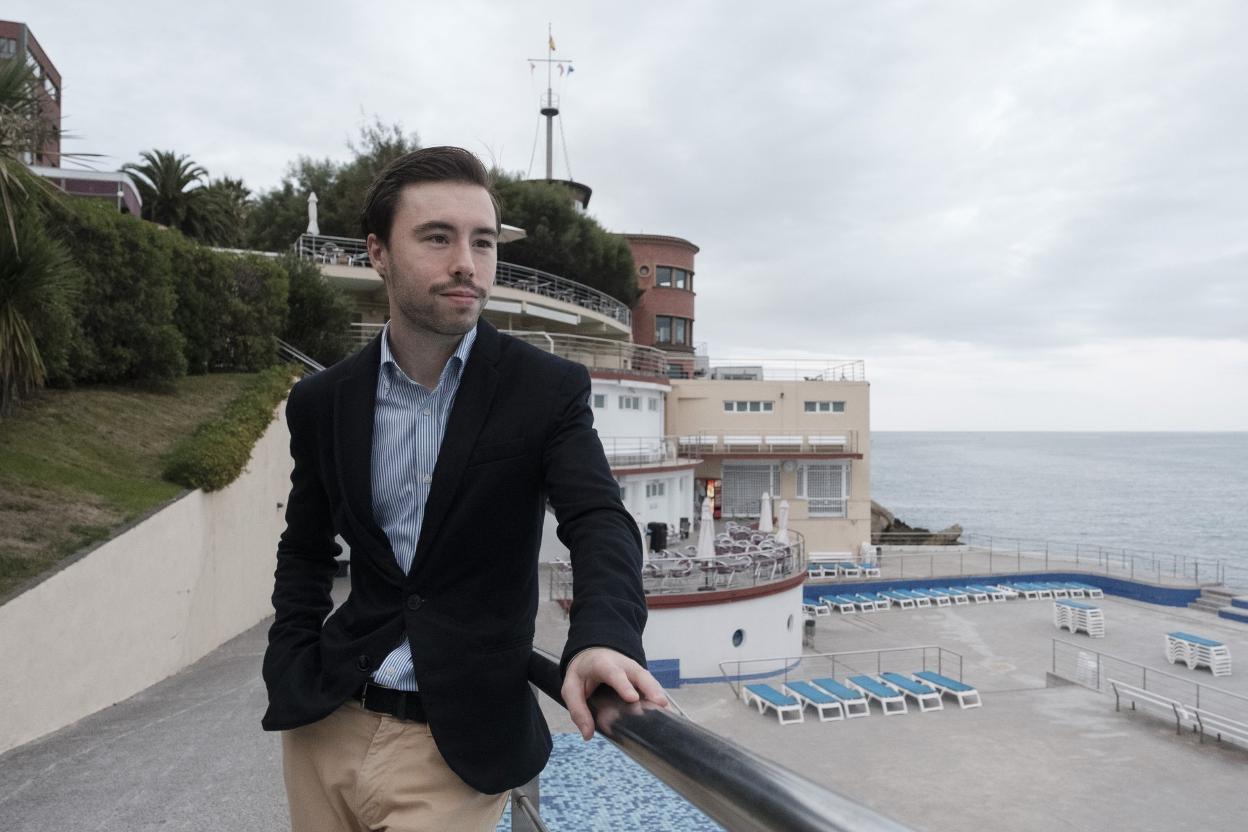 Rafael Suárez-Muñiz, ayer, ante el Club de Regatas. 