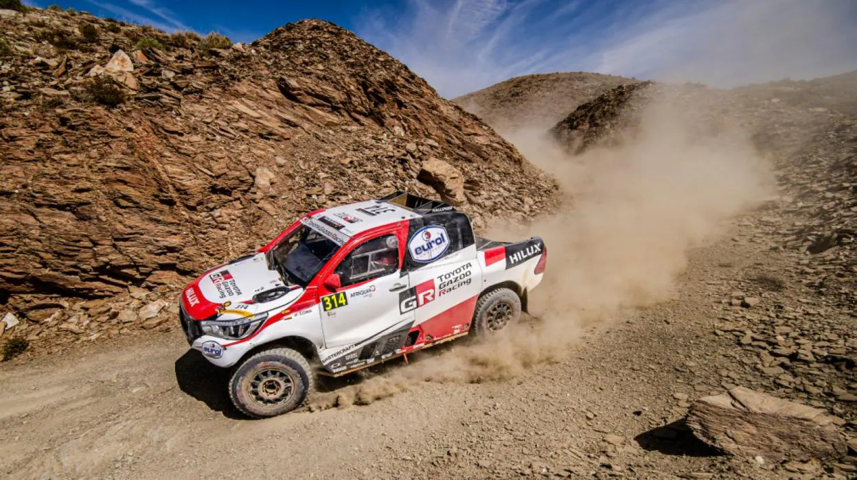 Fernando Alonso y Marc Coma, en su Toyota Hilux en el Rally de Marruecos. Toyota Gazoo Racing