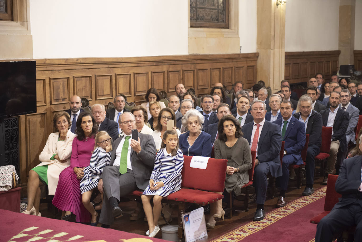 El ingeniero de minas, presidente del Grupo Isastur y vicepresidente de Femetal, Fernando Alonso Cuervo, y la ingeniera industrial y responsable de logística de Toyota Europa, Lucía García-Linares, han recibido este lunes el VI Premio Ingeniero del Año en Asturias en la categoría 'Gran Trayectoria Profesional' y 'Proyección de Futuro', respectivamente.