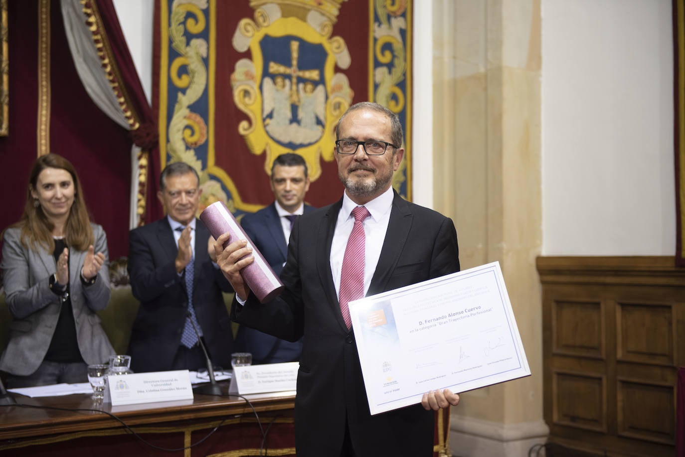 El ingeniero de minas, presidente del Grupo Isastur y vicepresidente de Femetal, Fernando Alonso Cuervo, y la ingeniera industrial y responsable de logística de Toyota Europa, Lucía García-Linares, han recibido este lunes el VI Premio Ingeniero del Año en Asturias en la categoría 'Gran Trayectoria Profesional' y 'Proyección de Futuro', respectivamente.