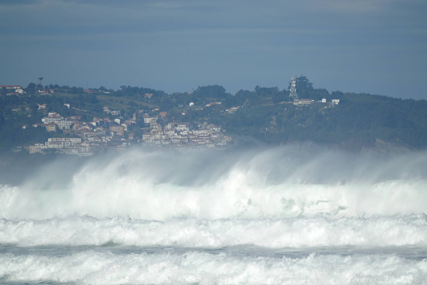 A medida que avanza el otoño, el oriente asturiano comienza a teñirse de amarillo, naranja y rojo. Aunque el verde resiste y el calor aún no quiere dar el testigo a los días más fríos.