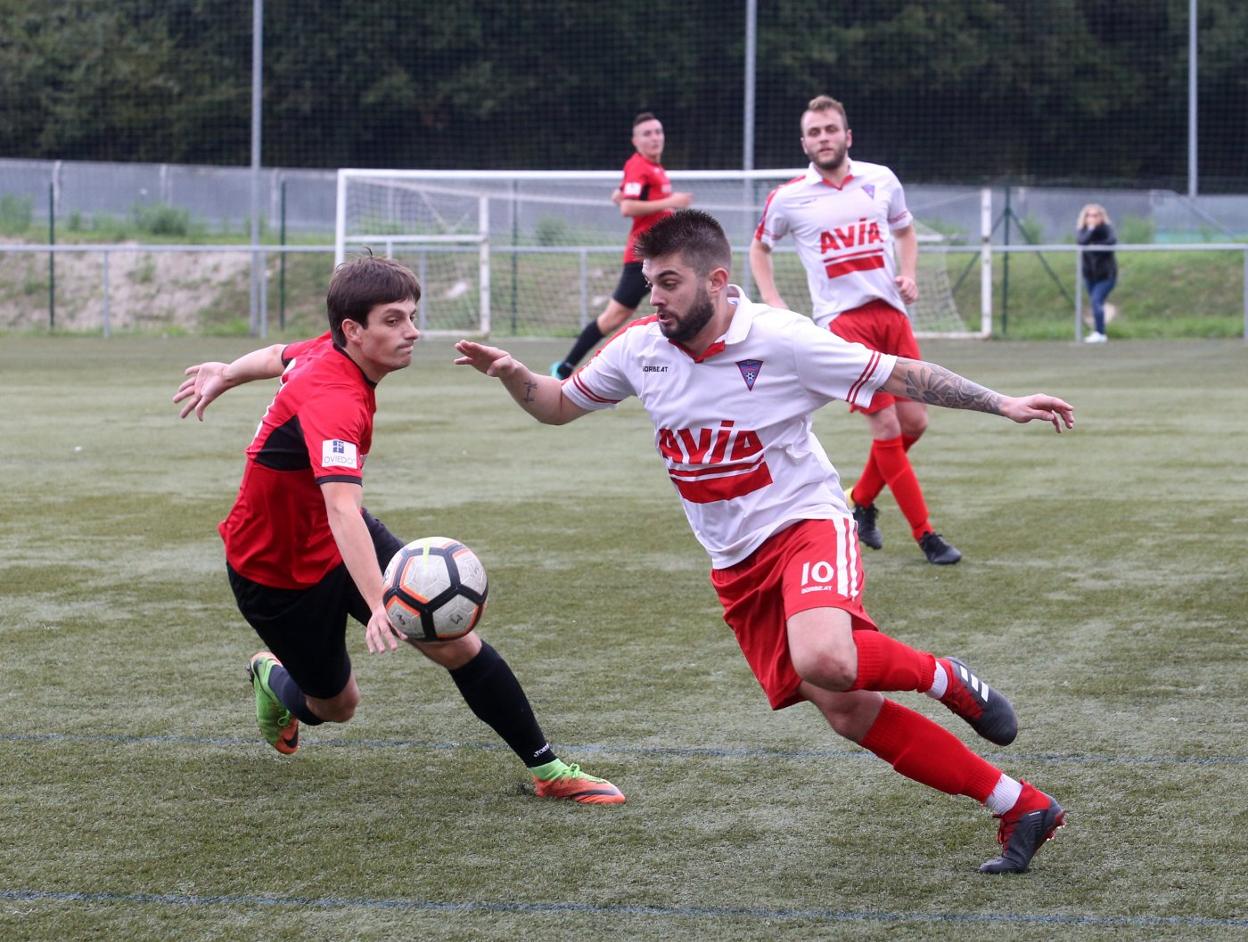 El avilesino Álex Prado intenta superar a un rival.
