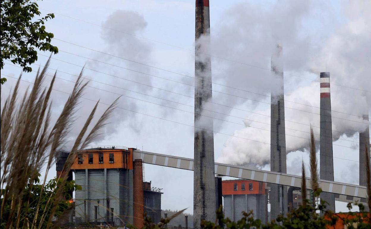 Arcelor trae más acero de Brasil mientras recorta en Asturias