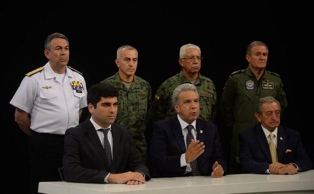 Lenín Moreno, rodeado por miembros de su Gobierno y el alto mando militar se dirige a la nación.