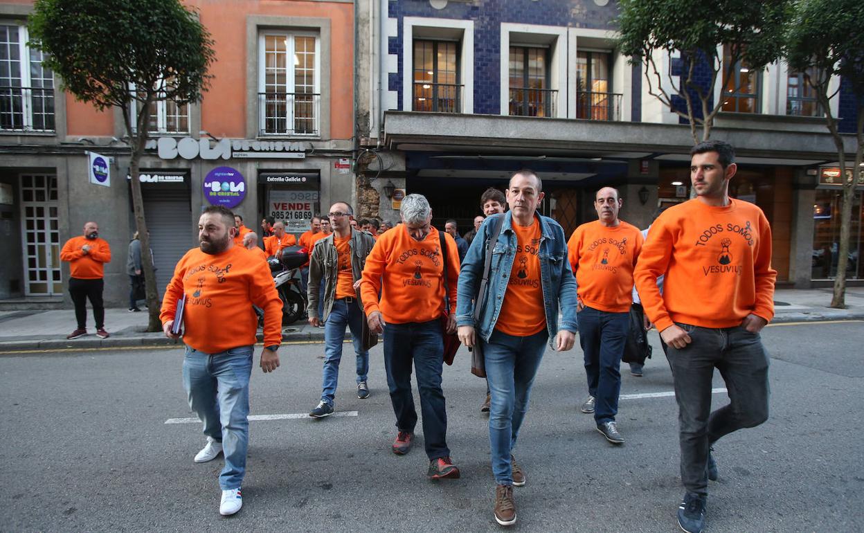 Los trabajadores de Vesuvius acuden a la reunión en la sede del Sasec. 