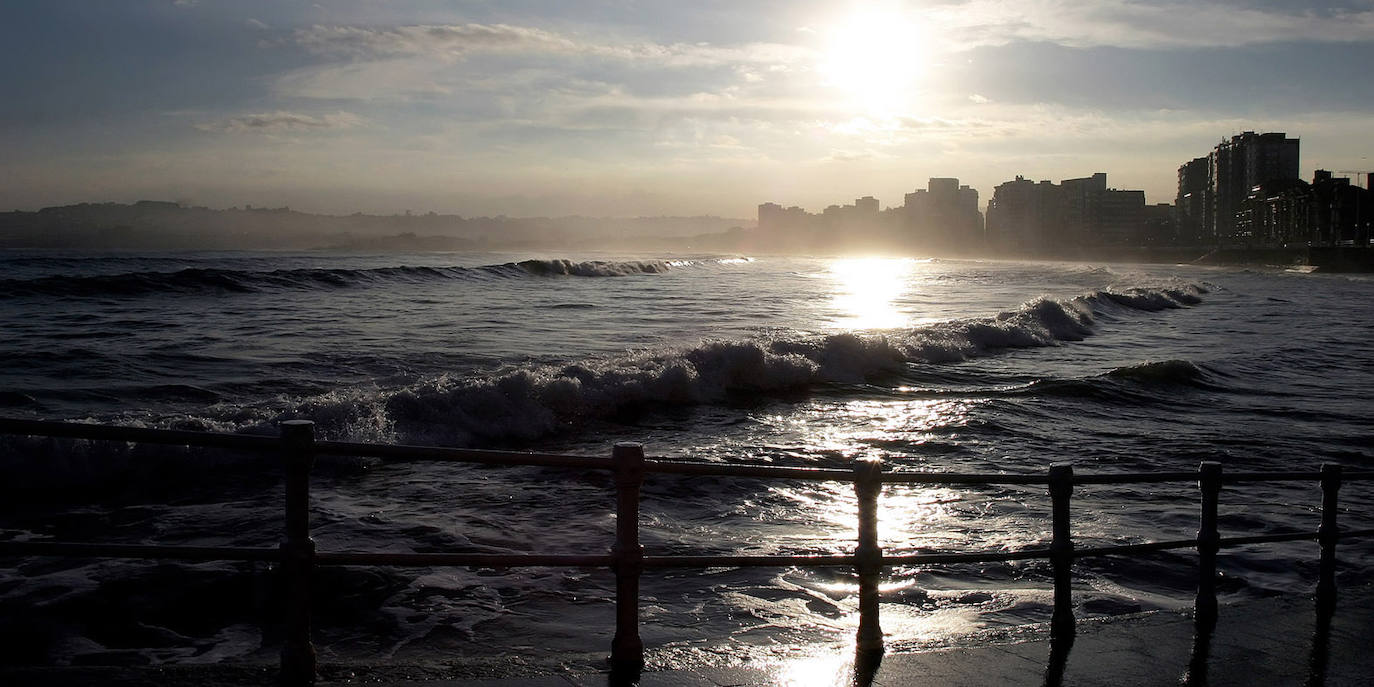 La playa de San Lorenzo cubierta casi por completo con la marea alta.