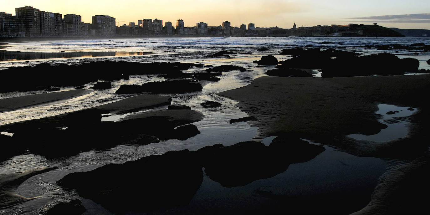 La playa de San Lorenzo desde el Tostaderu.