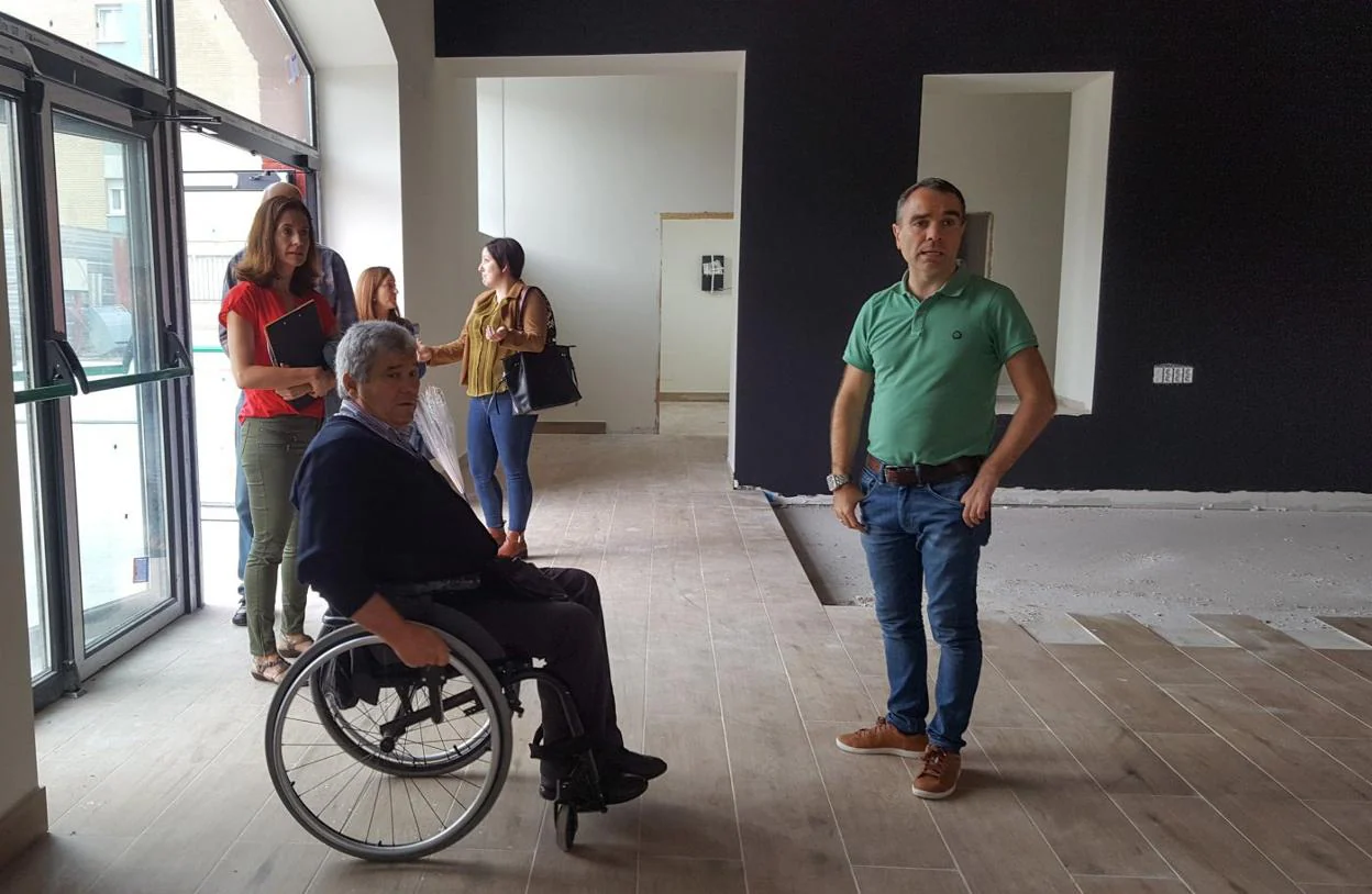 El presidente de Difac con el alcalde de Corvera en la visita a las obras de La Lechera. 