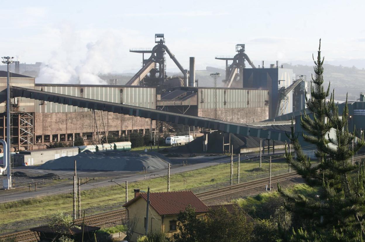 Los hornos altos de la factoría de ArcelorMittal en Gijón, cuya actividad pierde competitividad. 