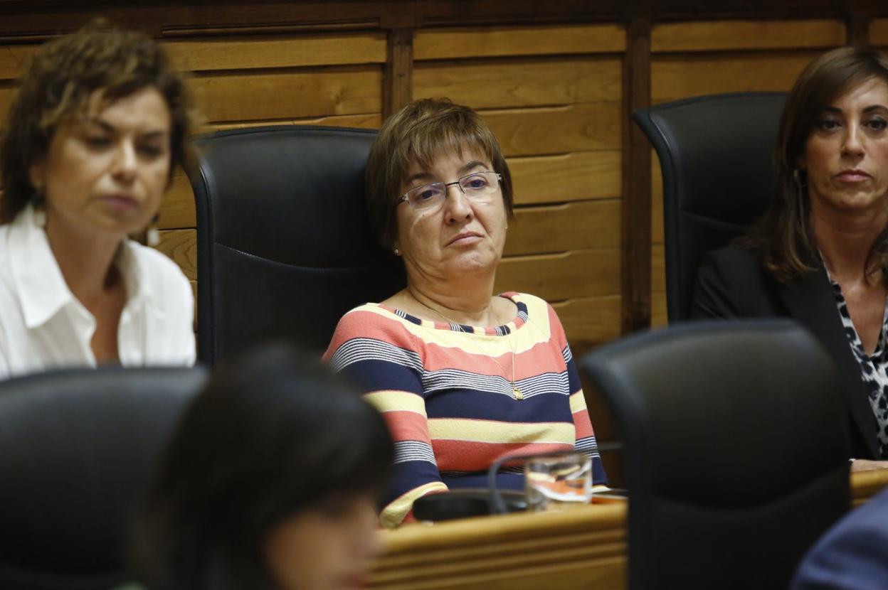 La edil de Ciudadanos Mara Simal. A su derecha, Montserrat López, de Foro 