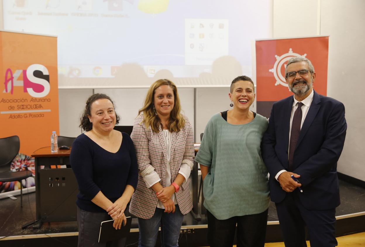 Begoña Cueto, Nerea Monroy, Úrsula Szalata e Ignacio García, en el salón de actos del Antiguo Instituto. 