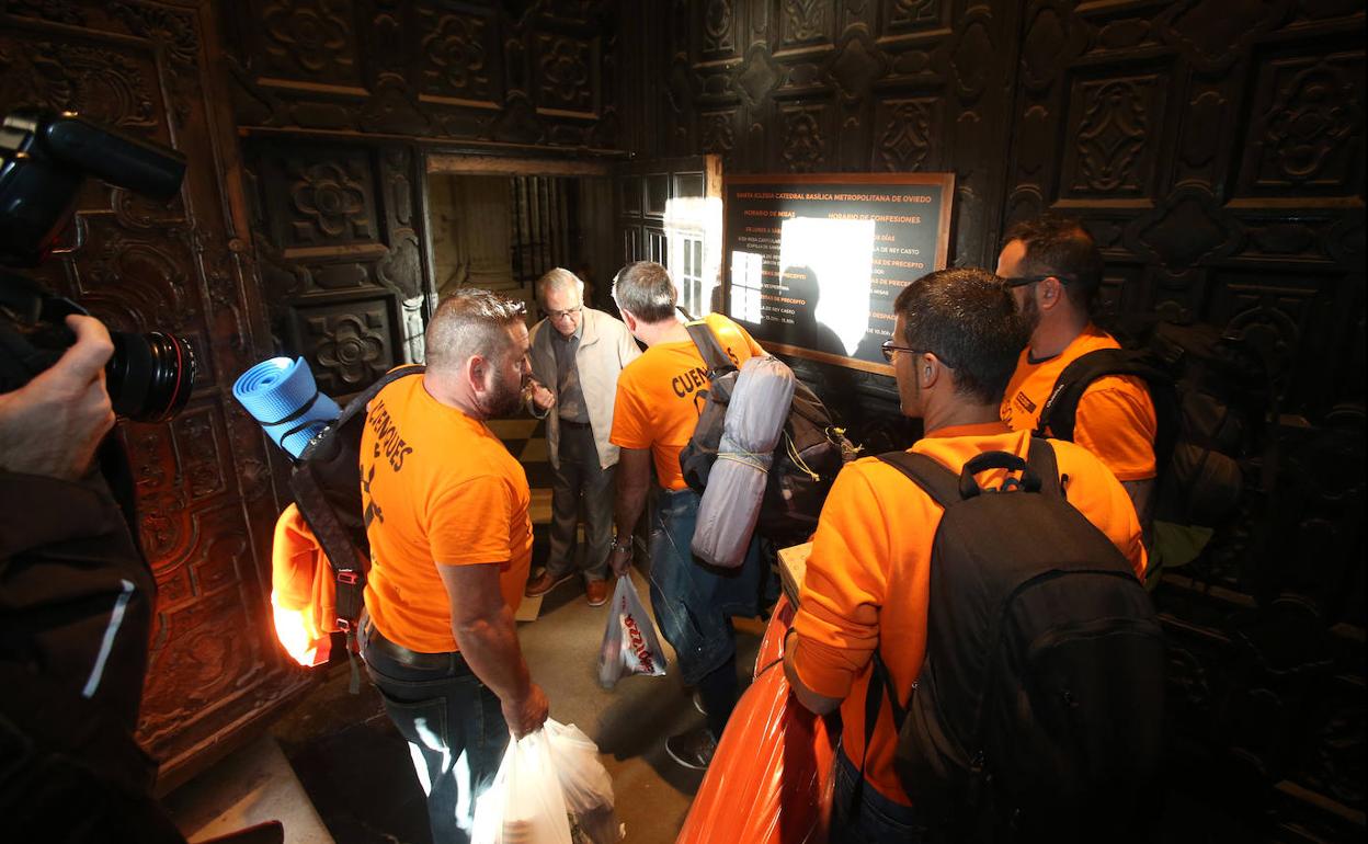 Encierro de los trabajadores de Vesuvius en la Catedral de Oviedo. 