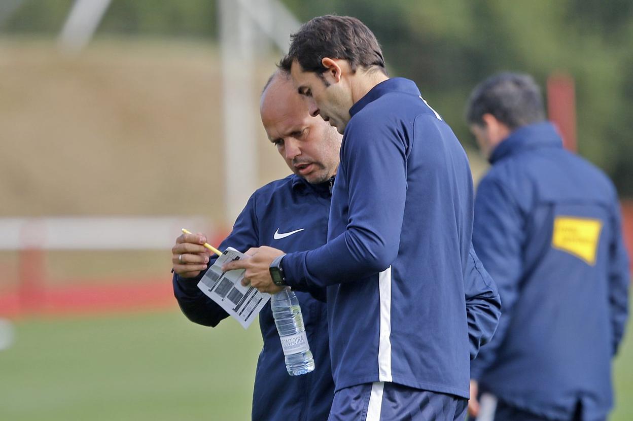 José Alberto López e Iván Hernández observan el plan de entrenamiento antes del inicio de la sesión de ayer en Mareo.