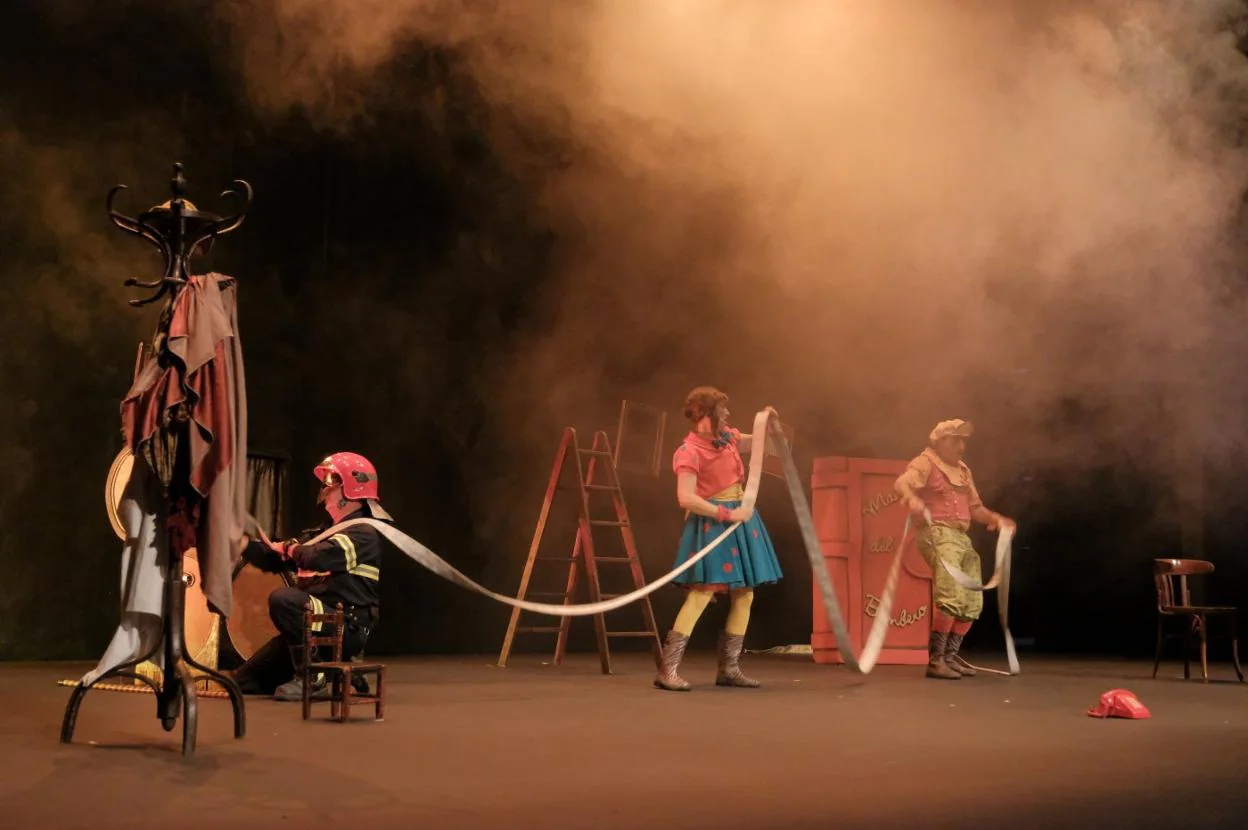 Tilín Tilín Tilero, Catalina y Serafín, durante la obra 'Dos pillos y un bombero' en el Teatro Jovellanos. 