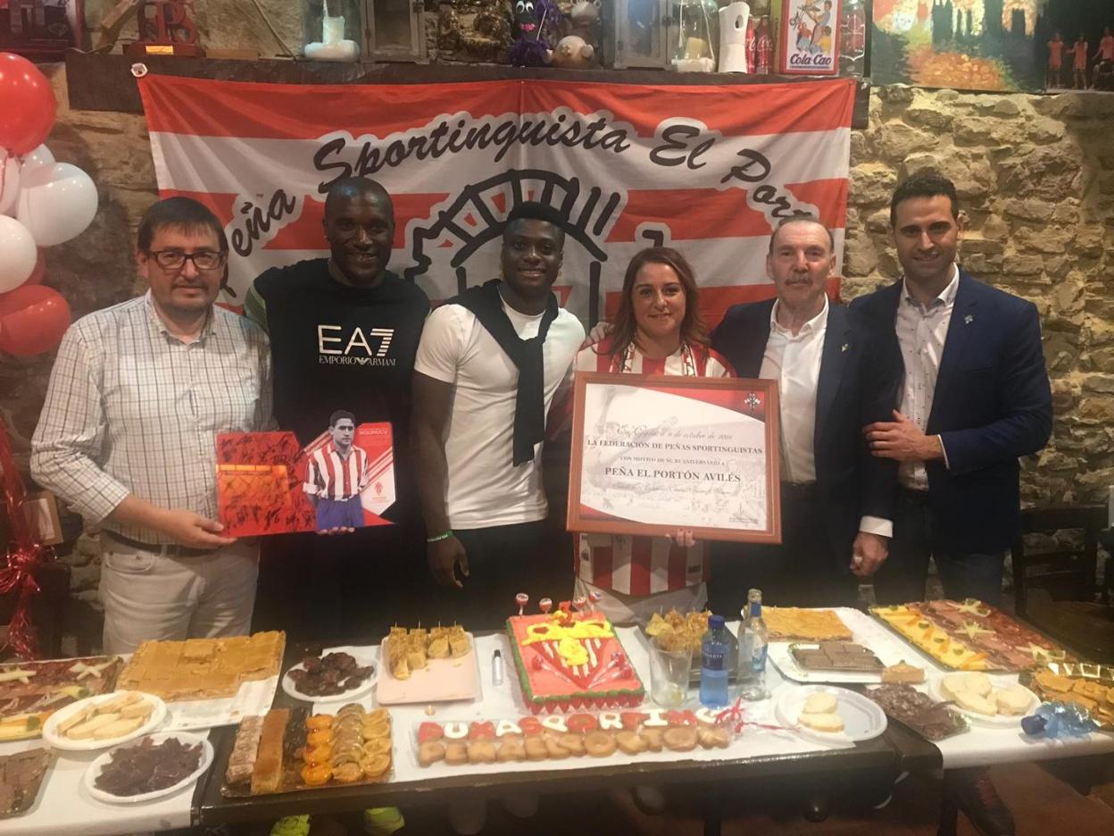 Babin y Neftali, con Cundi y la directiva de El Portón. :: E. C.