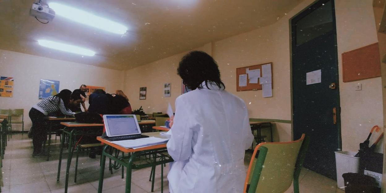 Alumnos y docentes, trabajando en una de las fases del proyecto. 