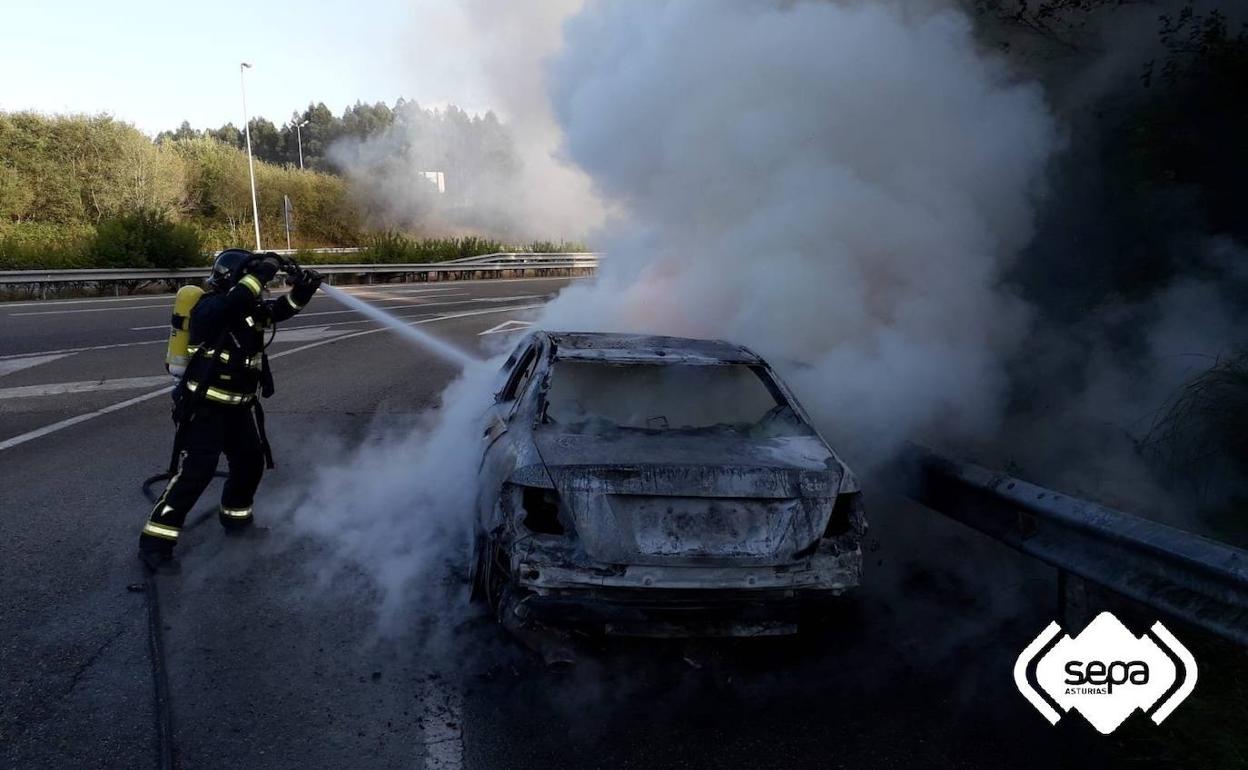 Arde un coche en la A-8 a su paso por Colunga 
