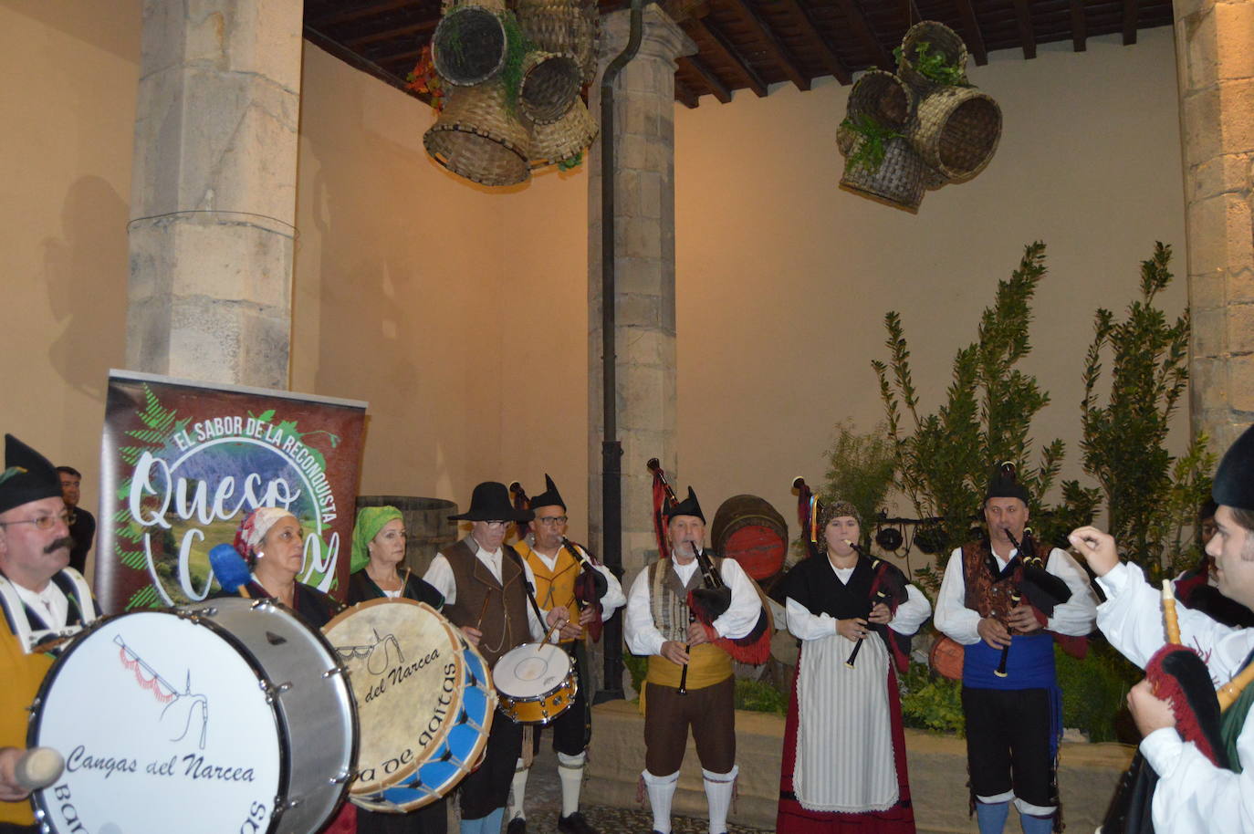 La villa canguesa celebrará este fin de semana la XVIII Fiesta de la Vendimia, que este año distingue con la 'Cepa de Oro' al exciclista, Carlos Sastre y entrega el 'Racimo de Plata' al viticultor, Manuel Fernández, de Villalar. Tras la entrega de las distinciones, se hermanan las Cofradías del Vino de Cangas y la Cofradía del Desarme de Oviedo. 