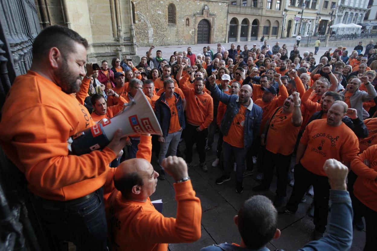 El presidente del comité de empresa, Juan Manuel Suárez Baragaño, se dirige a sus compañeros, ante la Catedral de Oviedo. 