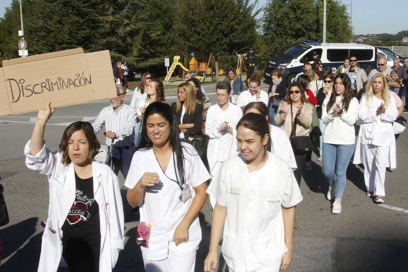 Unos 70 enfermeros se han concentrado frente al Hospital de Cabueñes, en Gijón, para pedir que se les permita acceder a la nueva convocatoria de 105 vacantes prevista para el próximo 22 de octubre. Los afectados no podrán optar a uno de los puestos, ya que han sido sancionados «por haber rechazado una convocatoria previa cuyas condiciones suponían un cambio radical a las que tenemos ahora», en palabras de Rocío González, una de las enfermeras. Además, dijo, «nos están cambiando las condiciones actuales. Por ejemplo, nos quitan los turnos de noche, a dos meses de que se nos termine el contrato».