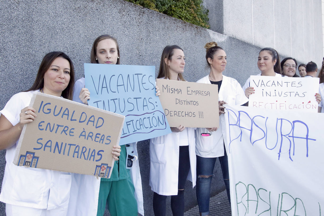 Unos 70 enfermeros se han concentrado frente al Hospital de Cabueñes, en Gijón, para pedir que se les permita acceder a la nueva convocatoria de 105 vacantes prevista para el próximo 22 de octubre. Los afectados no podrán optar a uno de los puestos, ya que han sido sancionados «por haber rechazado una convocatoria previa cuyas condiciones suponían un cambio radical a las que tenemos ahora», en palabras de Rocío González, una de las enfermeras. Además, dijo, «nos están cambiando las condiciones actuales. Por ejemplo, nos quitan los turnos de noche, a dos meses de que se nos termine el contrato».