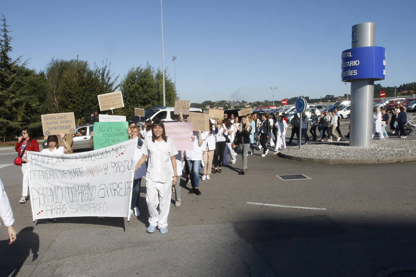 Unos 70 enfermeros se han concentrado frente al Hospital de Cabueñes, en Gijón, para pedir que se les permita acceder a la nueva convocatoria de 105 vacantes prevista para el próximo 22 de octubre. Los afectados no podrán optar a uno de los puestos, ya que han sido sancionados «por haber rechazado una convocatoria previa cuyas condiciones suponían un cambio radical a las que tenemos ahora», en palabras de Rocío González, una de las enfermeras. Además, dijo, «nos están cambiando las condiciones actuales. Por ejemplo, nos quitan los turnos de noche, a dos meses de que se nos termine el contrato».