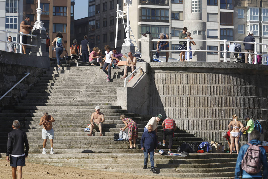 El buen tiempo y las temperaturas cálidas de las que disfruta Asturias han animado a muchos a disfrutar de un día de playa, a pesar de las avanzadas fechas.