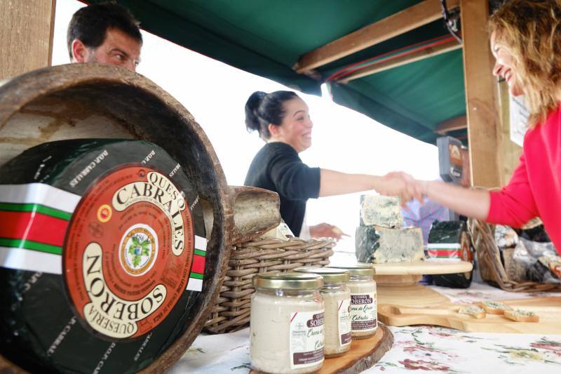 Fotos: Certamen del queso en Cangas y feria de la miel
