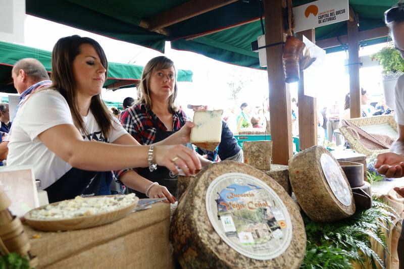 Fotos: Certamen del queso en Cangas y feria de la miel