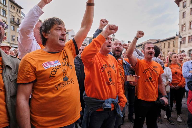 Los trabajadores de Vesuvius volvieron a concentrarse hoy ante la Catedral de Oviedo. 