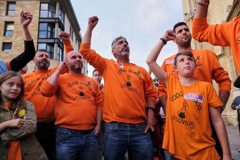 Los trabajadores de Vesuvius volvieron a concentrarse hoy ante la Catedral de Oviedo. 