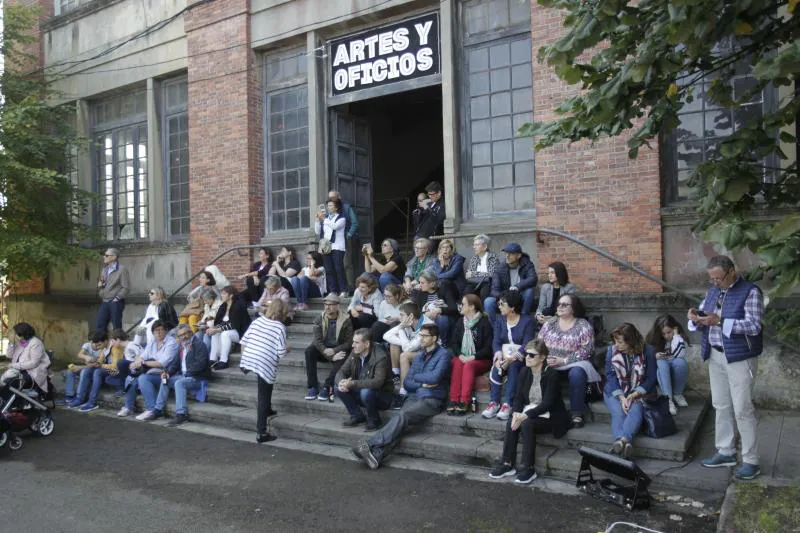 Los músicos Igor Paskual y Mar Álvarez han liderado una banda de nueve artistas que han ofrecido un concierto didáctico en la Fábrica de La Vega, inspirado en los vídeos de la sección musical de la Khan Academy, Premio Princesa de Asturias de Cooperación Internacional 2019.