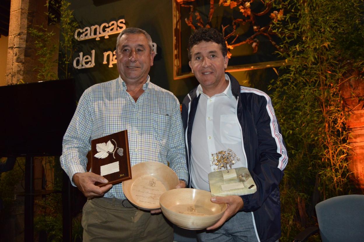 El viticultor Manuel Fernández y el exciclista Carlos Sastre, con el 'cachu' y sus distinciones. 