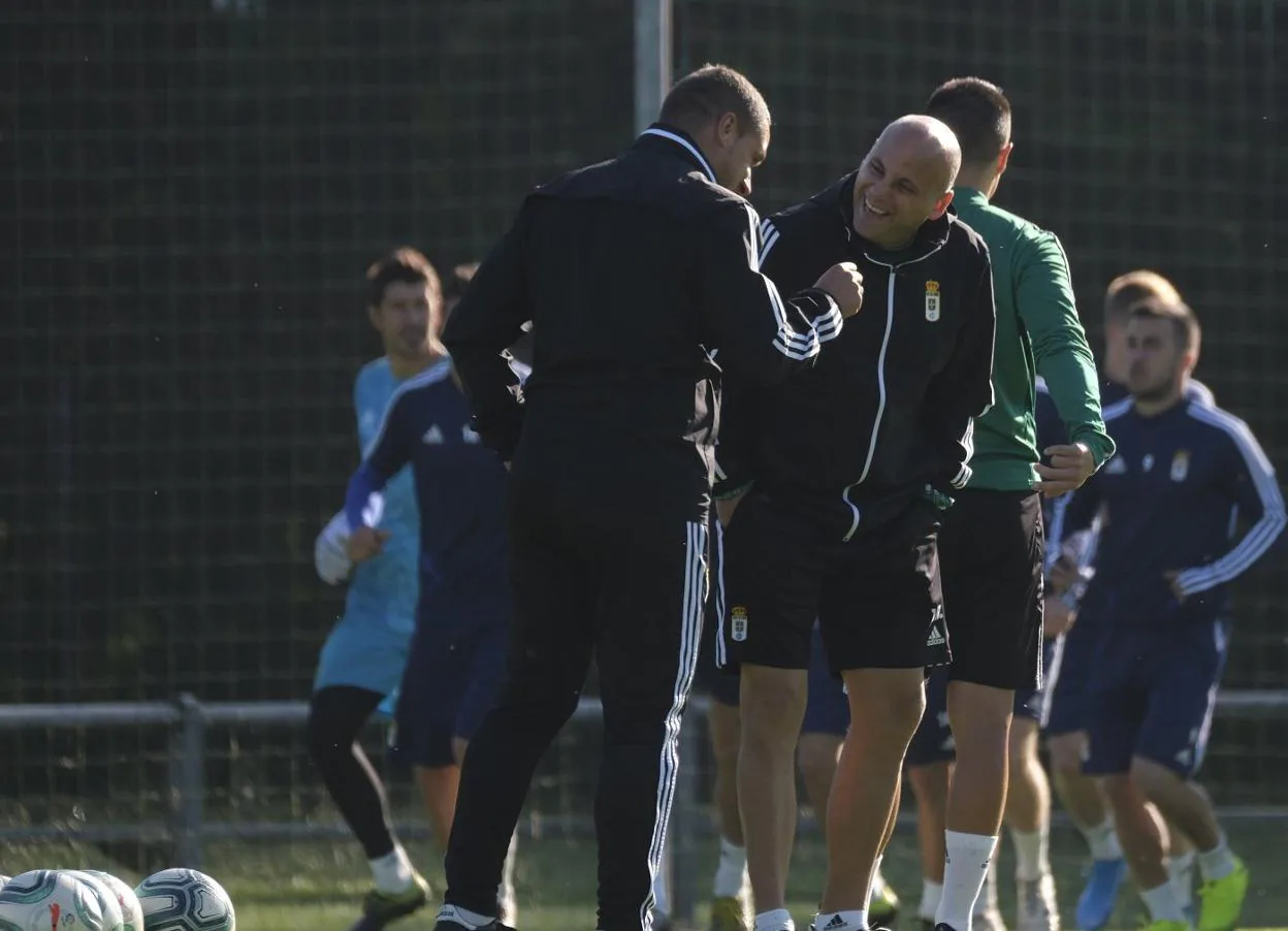 Javi Rozada bromea con el segundo entrenador, Javier Benavides, durante el entrenamiento del equipo ayer en El Requexón. 