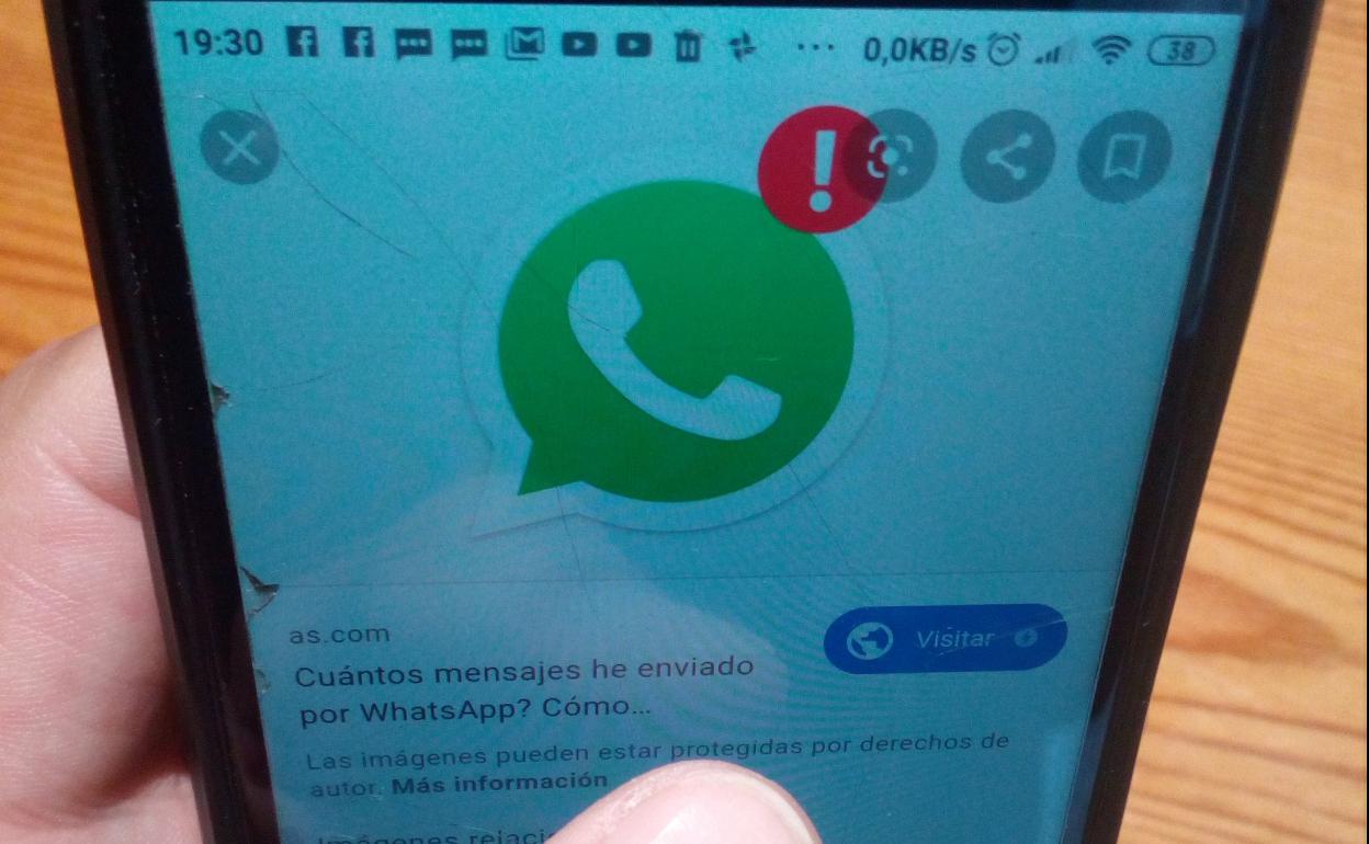 Un usuario maneja la red de mensajería Whatsapp. 