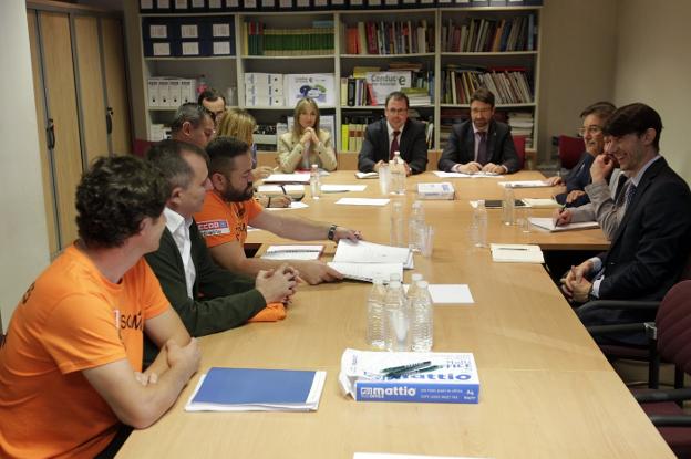 Los representantes de las administraciones, de los trabajadores y de la empresa, ayer, en la Consejería de Industria. 