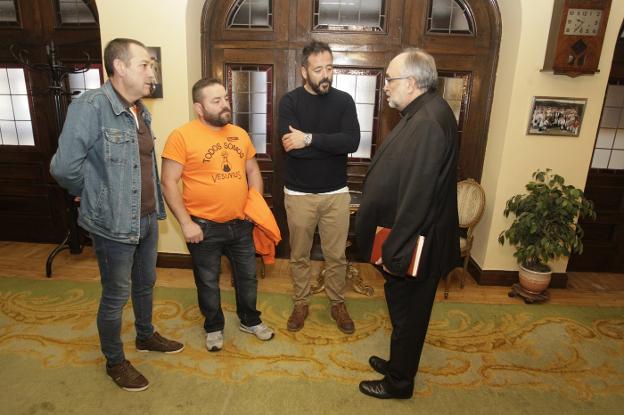 El arzobispo de Oviedo, Jesús Sanz Montes, a la derecha, conversa con representantes de los trabajadores. 