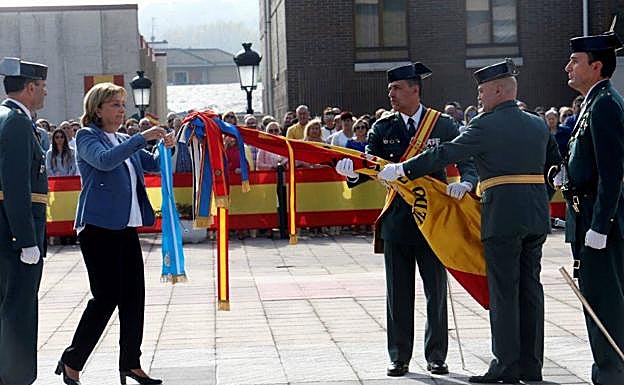 Galería. Delia Losa coloca la corbata de la Orden del Mérito Civil a la bandera de la Comandancia de la Guardia Civil de Oviedo.