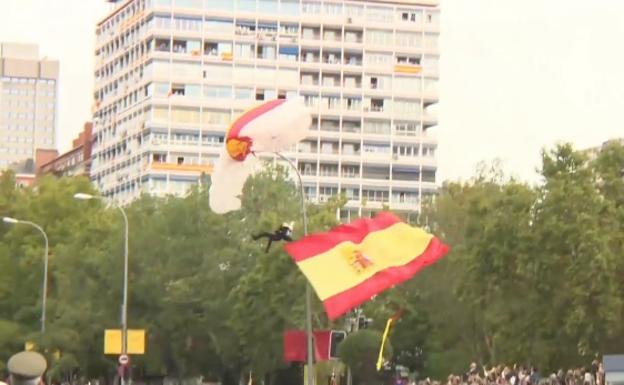 Un paracaidista choca contra una farola en el desfile del 12 de octubre.