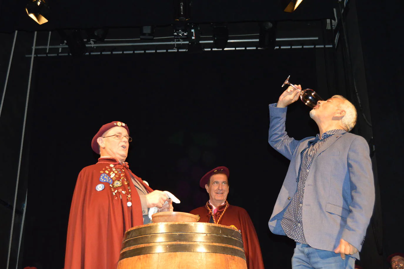 Los televisivos Carlos Sobera y Sonia Fidalgo han cumplido con el ritual de beber el vino y besar el cachu para ser distinguidos como Cofrades de Honor del Vino de Cangas. El Gran Capítulo de la Cofradía es uno de los actos centrales de la Fiesta de la Vendimia que se celebra cada año en Cangas del Narcea en torno a la fiesta del Pilar.