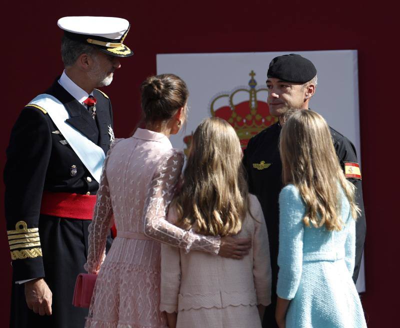 La Princesa de Asturias, que intervendrá el próximo 18 de octubre en la ceremonia de entrega de los Premios, brilla junto a su hermana, la infanta Sofía, en el desfile militar de la Fiesta Nacional.