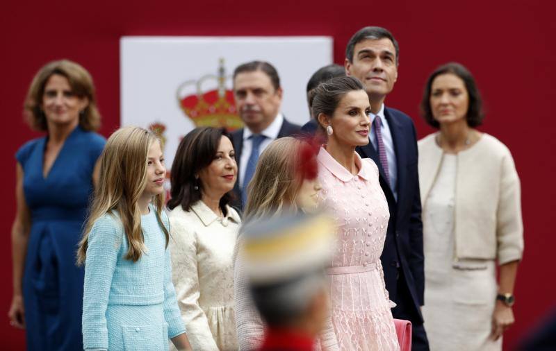 La Princesa de Asturias, que intervendrá el próximo 18 de octubre en la ceremonia de entrega de los Premios, brilla junto a su hermana, la infanta Sofía, en el desfile militar de la Fiesta Nacional.