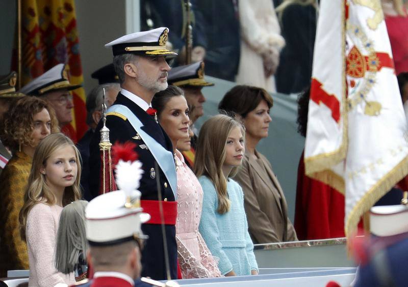 La Princesa de Asturias, que intervendrá el próximo 18 de octubre en la ceremonia de entrega de los Premios, brilla junto a su hermana, la infanta Sofía, en el desfile militar de la Fiesta Nacional.