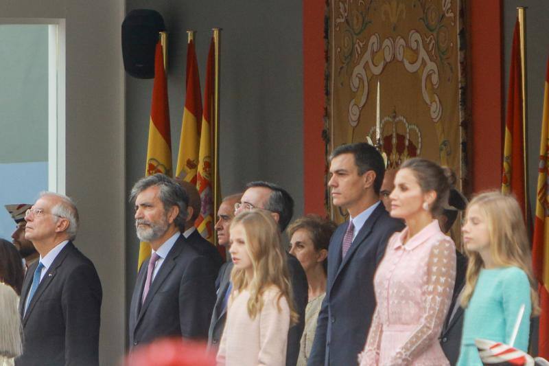 La Princesa de Asturias, que intervendrá el próximo 18 de octubre en la ceremonia de entrega de los Premios, brilla junto a su hermana, la infanta Sofía, en el desfile militar de la Fiesta Nacional.