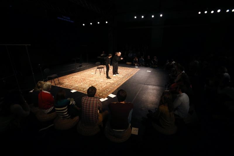 Auditorio completo. El estreno en España de la obra 'Why?', de Peter Brook, galardonado con el Premio Princesa de Asturias de las Artes 2019, ha llenado el espacio de la Fábrica de La Vega de Oviedo habilitado como auditorio.