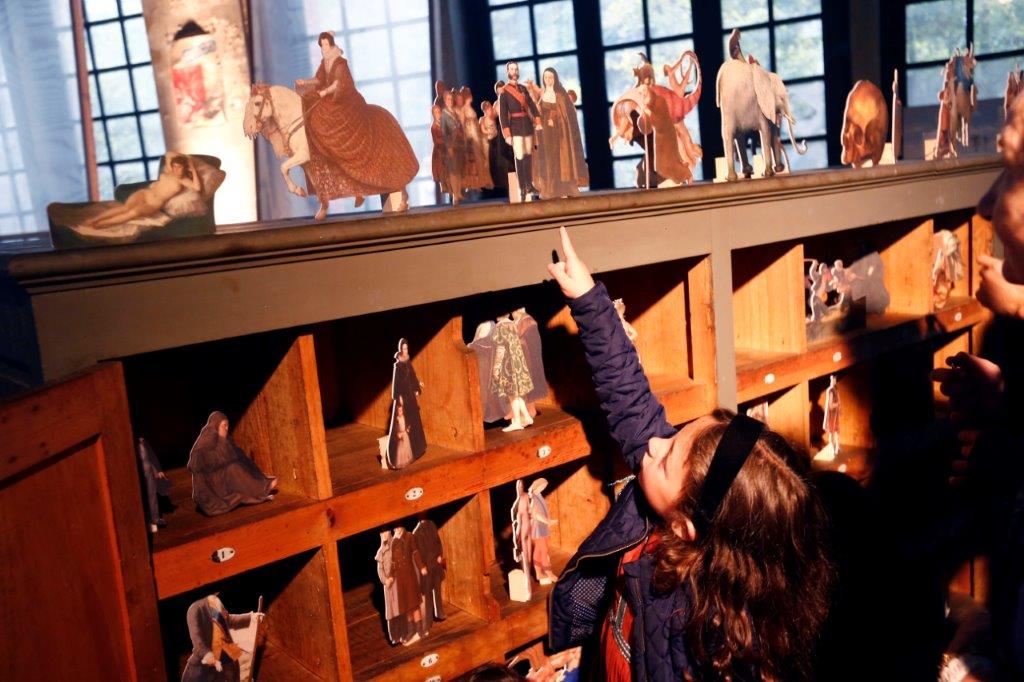 Una jornada dedicada al Museo del Prado ha llenado, desde primera hora, la Fábrica de Armas de La Vega, en Oviedo. Las actividades organizadas en torno a la historia y colección del Premio Princesa de Asturias de Comunicación y Humanidades han hecho las delicias de grandes y pequeños, que han ignorado la persistente lluvia para disfrutar de la gymkana 'Los misterios del Prado' y de propuestas como 'Dentro del cuadro' o el concierto 'Cuarteto del Prado'. 