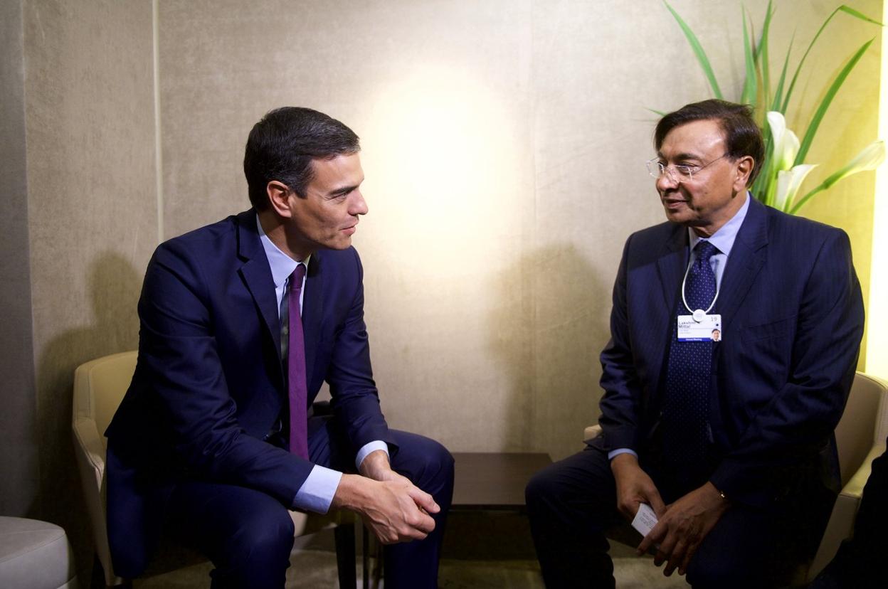 Pedro Sánchez y Lakshmi Mittal, el pasado 23 de enero, durante la celebración del Foro de Davos. 