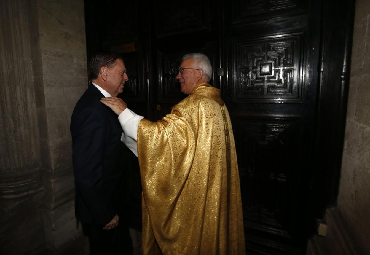 Canteli charla con el deán de la catedral a la entrada del templo. 