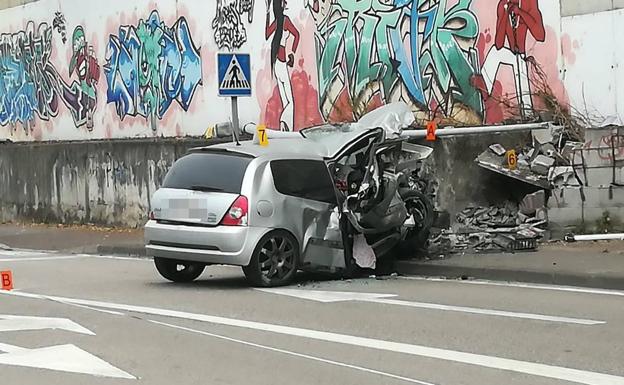 El vehículo impactó brutalmente contra un muro.