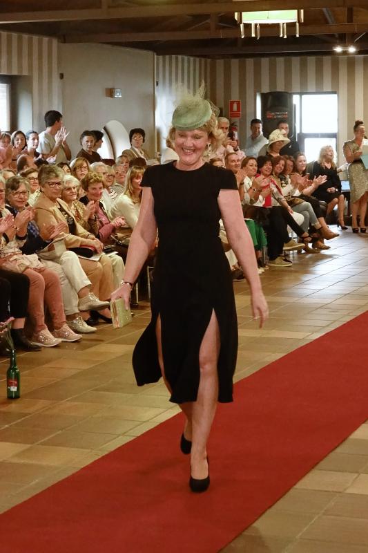 Unas 400 personas han asistido al desfile solidario contra el cáncer de mama organizado por las mujeres del colectivo Rosa Palo en Cangas de Onís. Los fondos recaudadados se destinarán a la investigación del Instituto Oncológico.